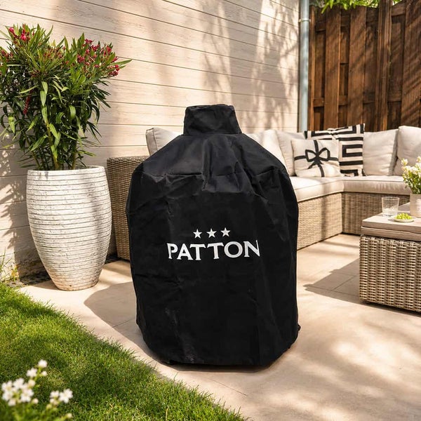 Wetterfeste Grillabdeckhaube für Kamado Grills von Patton mit Logoaufdruck auf einer Terrasse mit Loungeecke