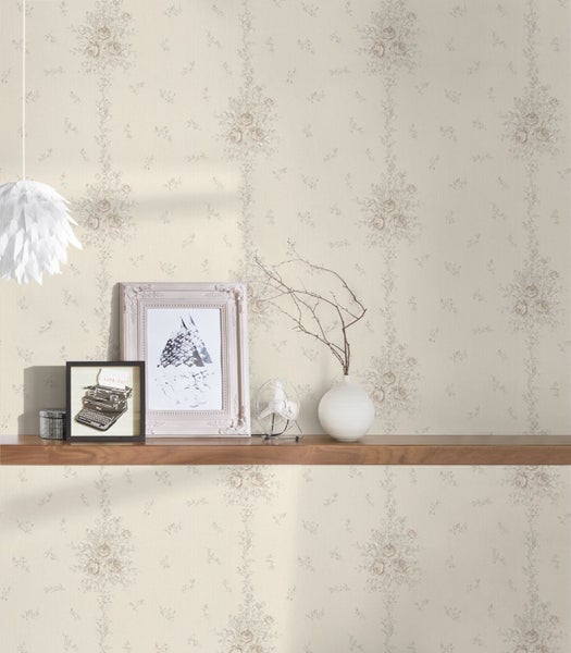 Dekorative Tapete mit floralem Muster in einem Wohnraum.