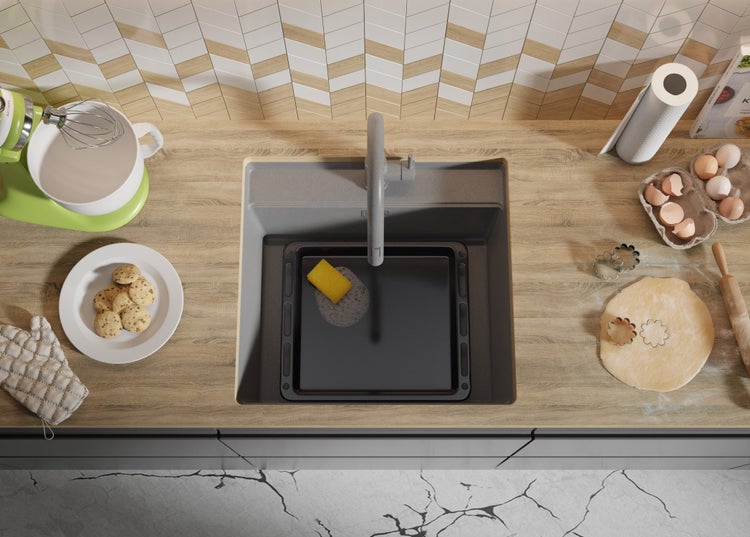 Küchenszene mit Spüle, Armatur und Backutensilien auf einer Arbeitsplatte