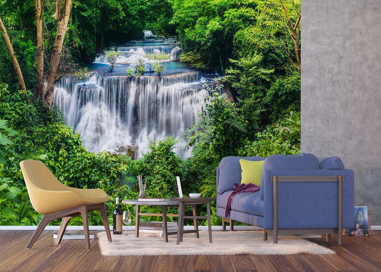 Wohnraum mit Fototapete Wasserfall, Sessel und Sofa