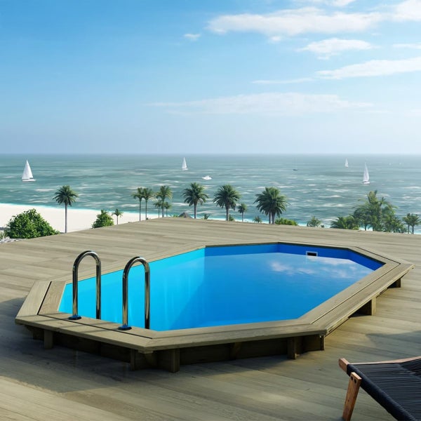 Schwimmbecken mit Leiter auf einer Holzterrasse mit Meerblick