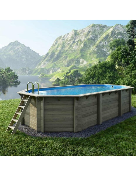 Aufstellpool aus Holz mit Leiter vor Bergkulisse