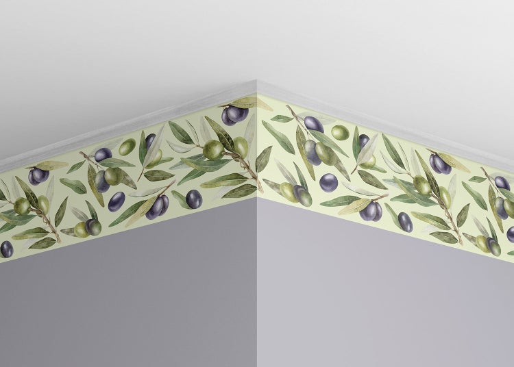 Mediterrane Tapetenbordüre mit Olivenzweigen in Aquarell-Stil an einer Wand unter der Decke in einer Zimmerecke.