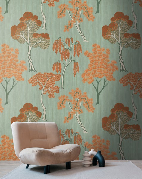 Tapete mit stilisiertem Baummuster in einem modernen Wohnzimmer mit gepolstertem Sessel, Teppich und dekorativen Vasen.