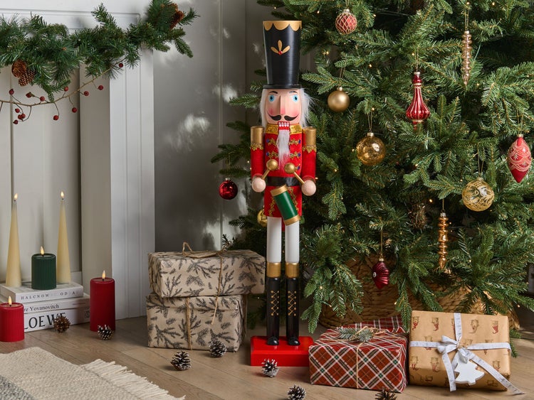 Dekorative Weihnachtsszene mit Nussknacker, Geschenken und geschmücktem Weihnachtsbaum