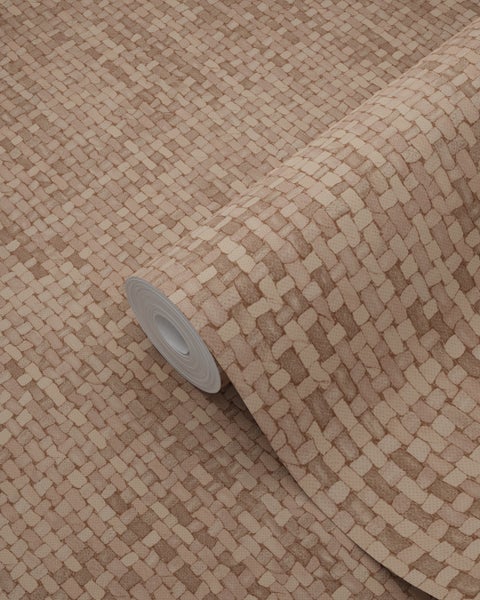 Schlafzimmer mit Bett, Nachttisch und Textiltapete