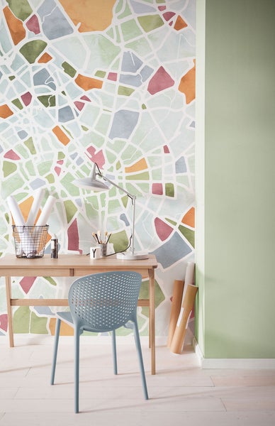 Helles Arbeitszimmer mit Schreibtisch, Stuhl und Tapete mit abstraktem Muster