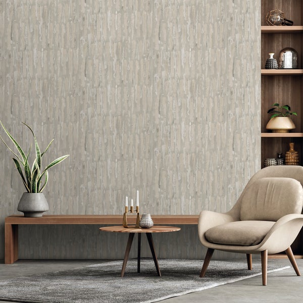 Wohnzimmer mit gemusterter Tapete, Sessel und Holzregal