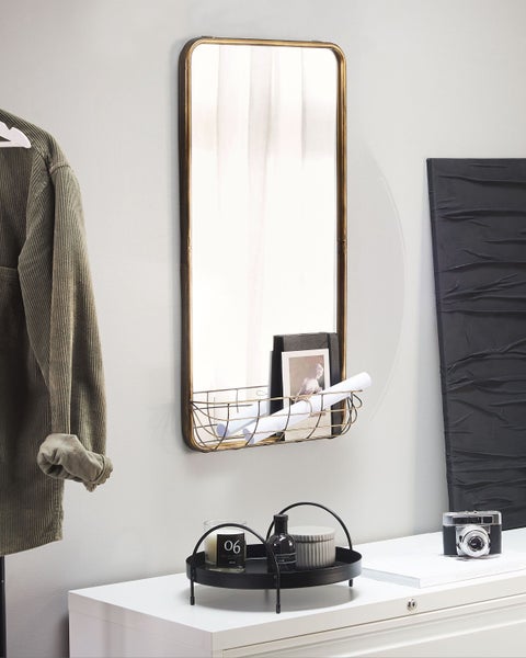 Detailansicht eines Spiegels mit Ablage aus Metall