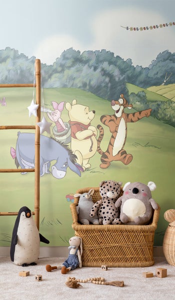 Kinderzimmer mit Winnie Puuh Wandbild, Spielzeugkorb und Stofftieren