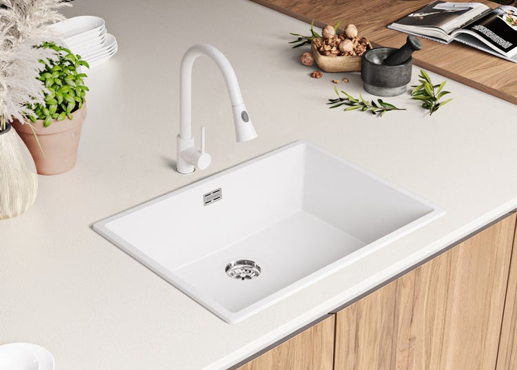 Spüle mit Wasserhahn in einer Küchenszene