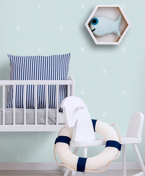 Babyzimmer mit Kinderbett, Spielzeugfisch in einem sechseckigen Regal und maritimer Dekoration