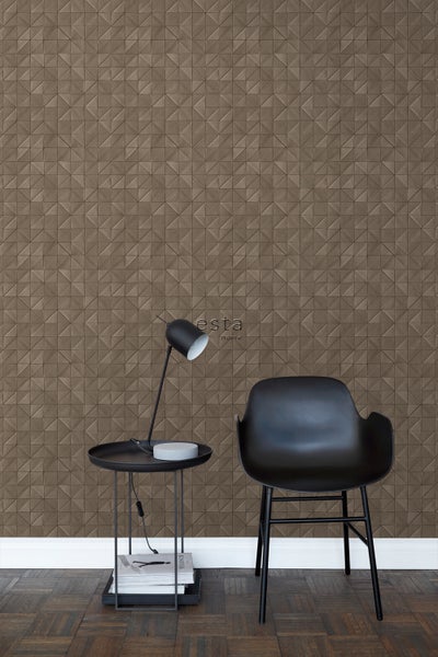 Wohnzimmer mit geometrischer Tapete, Lampe, Beistelltisch und Stuhl