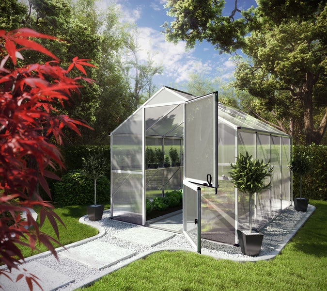 Gewächshaus mit Aluminiumrahmen und Hohlkammerplatten in einem hellen Garten, mit geteilter Stalltür und Pflanzen im Innenraum.