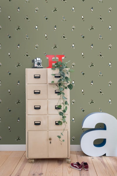 Zwei dekorative Kissen mit Pflanzenmuster