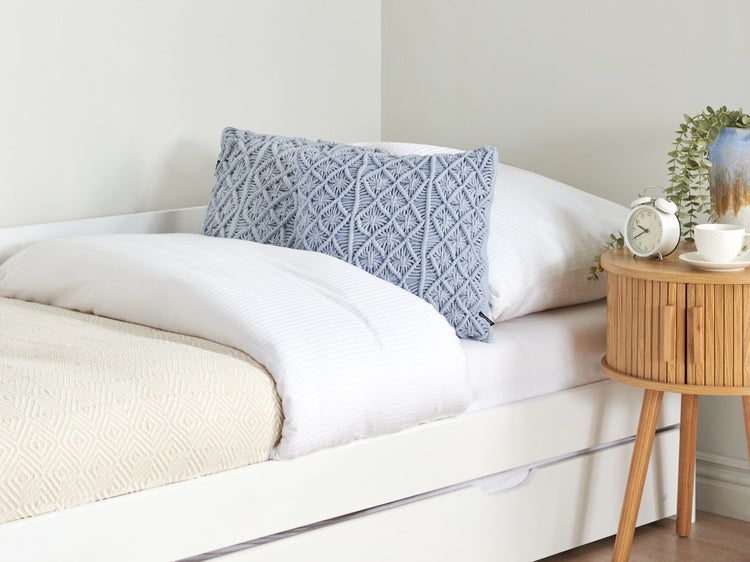 Wohnzimmer-Szene mit schwarzem Teppich, Sessel und Beistelltisch