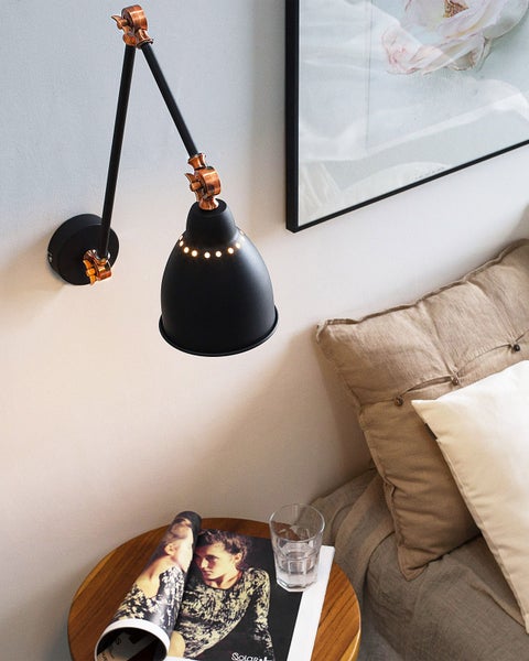 Verstellbare Wandleuchte mit Lampenschirm