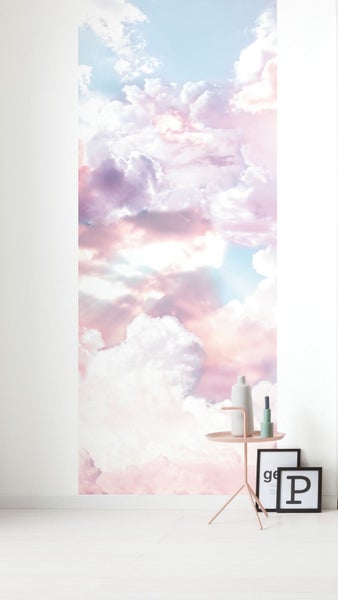 Wandbild mit Wolkenmotiv in einem hellen Raum.