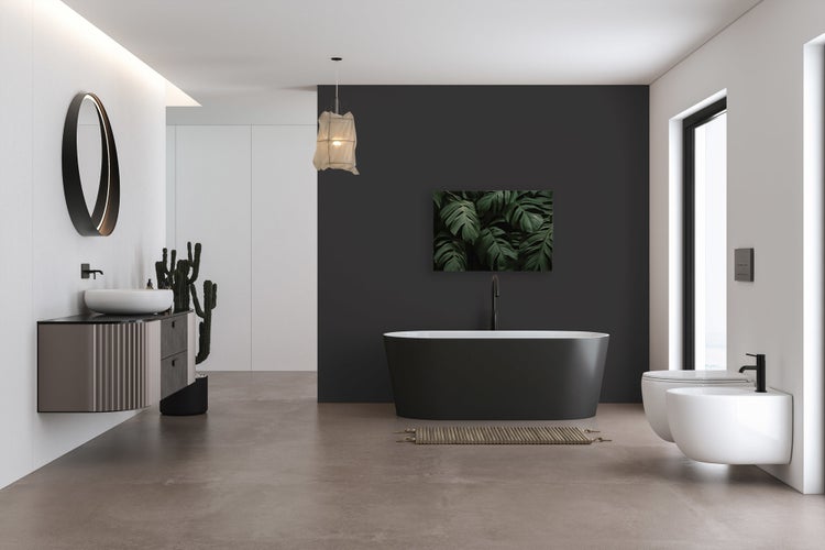 Modernes Badezimmer mit freistehender Wanne, Wandwaschtisch, Bidet und WC in minimalistischem Design mit dunklen Akzenten und Pflanzendekor.