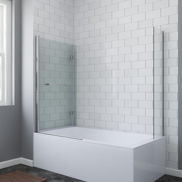 Moderne Badewannenfaltwand aus Glas mit Profilen in Chromoptik in einem Badezimmer mit weißen Wandfliesen und Badewanne.