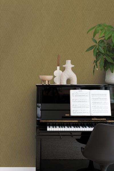 Wohnraum mit gemusterter Tapete, Klavier und Zimmerpflanze