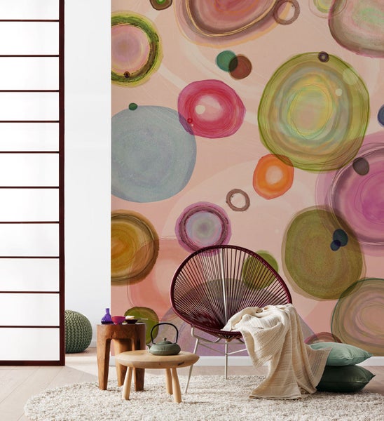 Dekorative Wandgestaltung mit bunten Kreisen und Möbeln im Raum.