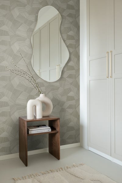 Dekoratives Zimmer mit Spiegel, Beistelltisch und Tapete