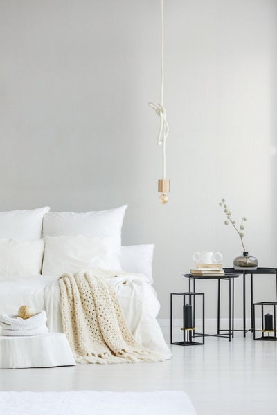 Rundes Samtkissen mit Knopf in der Mitte