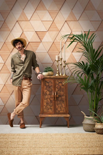 Dekorative Wandgestaltung mit dreieckigen Holzpaneelen hinter einem Holzschrank