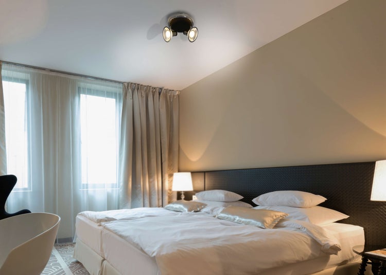 Schlafzimmer mit Doppelbett, Nachttischlampen und Deckenleuchte