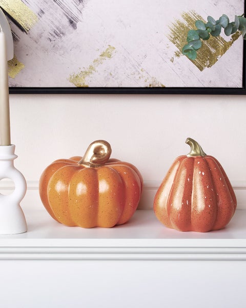Dekorative Kürbisse auf einem Regal, Herbstdekoration
