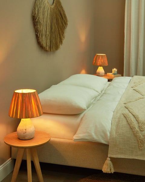 Gemütliches Schlafzimmer mit Bett, Nachttischen und Lampen