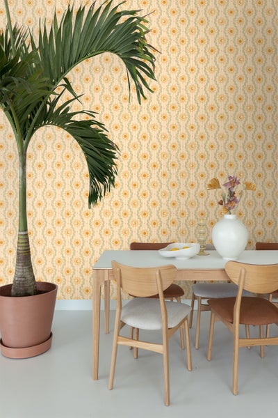 Esszimmer mit Esstisch, Stühlen, Zimmerpflanze und gemusterter Tapete