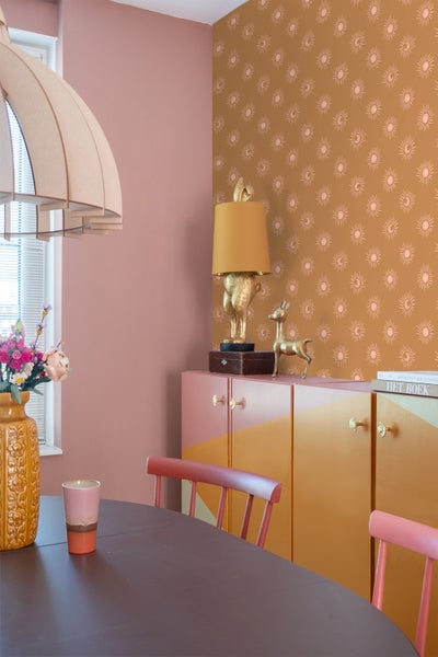 Esszimmer mit ovalem Tisch, Stühlen, Sideboard, Stehlampe und gemusterter Tapete für eine stilvolle Einrichtung