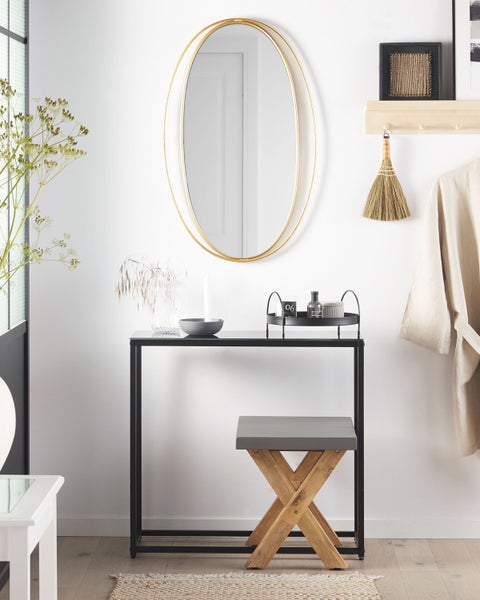 Dekoratives Interieur mit Konsole, Spiegel, Hocker und Wohnaccessoires.