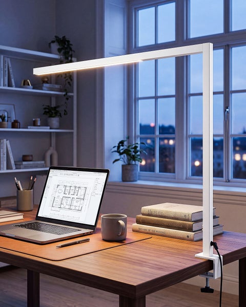 Moderne LED Klemmleuchte für den Schreibtisch, höhenverstellbare Arbeitsplatzleuchte mit direkter Ausleuchtung auf einem Holztisch platziert.