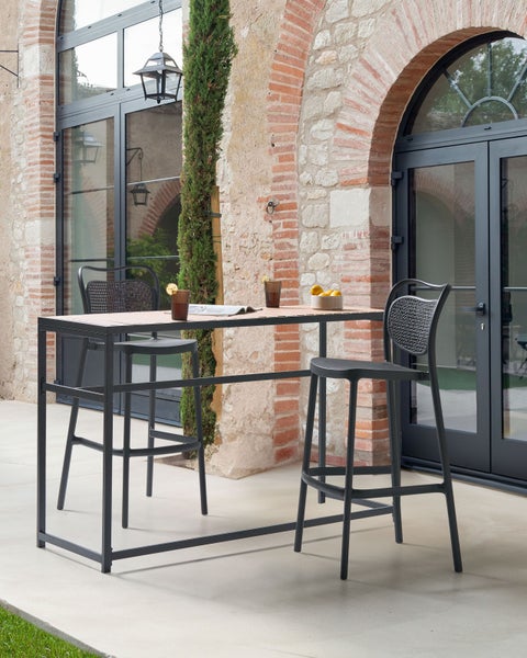 Bar-Set mit Tisch und zwei Barhockern vor einem Gebäude