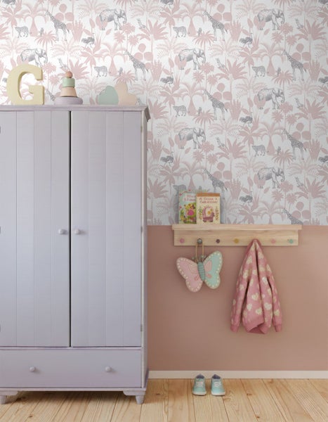 Kinderzimmer mit Dschungeltapete mit Tiermotiven, einem Kleiderschrank und einer Wandleiste aus Holz.