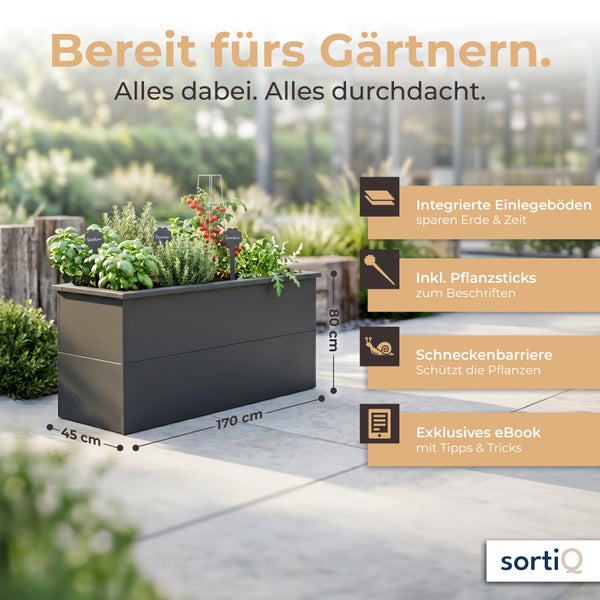 Dunkelgraues Metall-Hochbeet, 170 mal 45 mal 80 Zentimeter, bepflanzt. Mit Einlegeböden, Pflanzsticks, Schneckenbarriere und sortiq Logo.