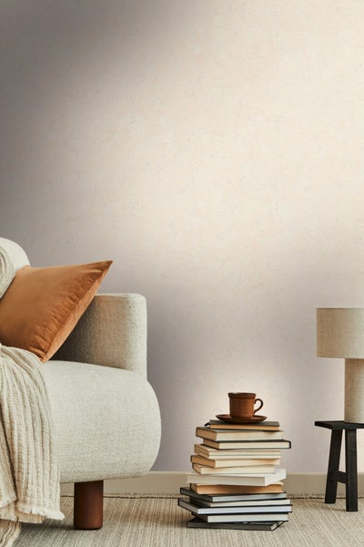 Regal mit Dekorationsobjekten und einer Fotografie