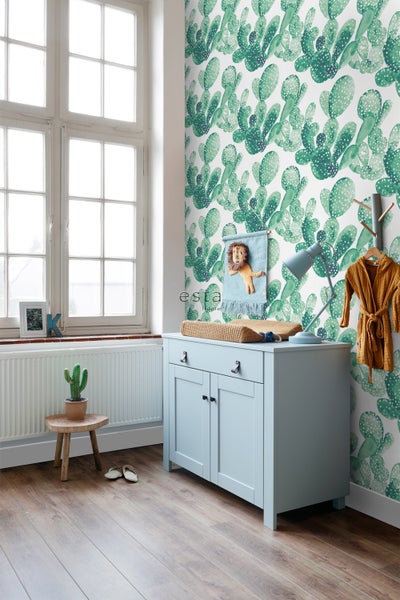 Kinderzimmer mit Kaktusmuster-Tapete, Kommode und Dekorationen