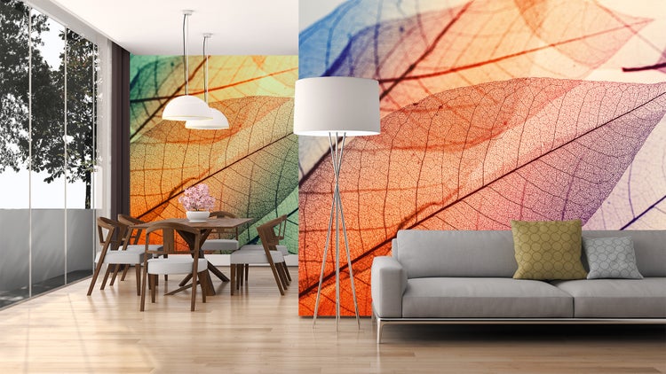 Moderne Inneneinrichtung mit Fototapete mit Blattader-Motiv. Wohn- und Essbereich mit Sofa, Esstisch, Stühlen, Stehlampe und Parkettboden.