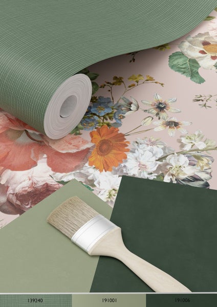 Szene mit floraler Tapete, grüner Tapetenrolle, Farbpalette und Pinsel