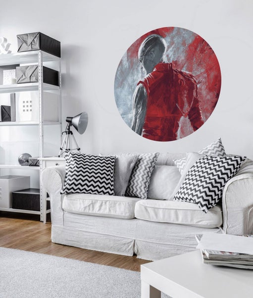 Wohnzimmer mit Sofa, Regal und Wandtattoo mit einer Figur