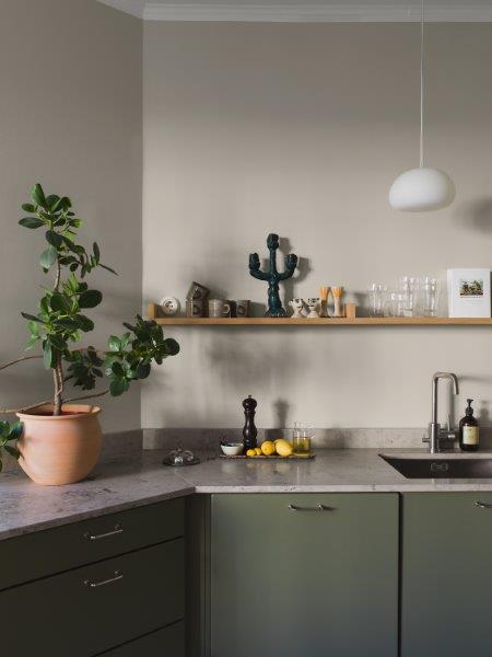 Kinderzimmer mit Holzbett, Nachttisch und gemusterter Tapete