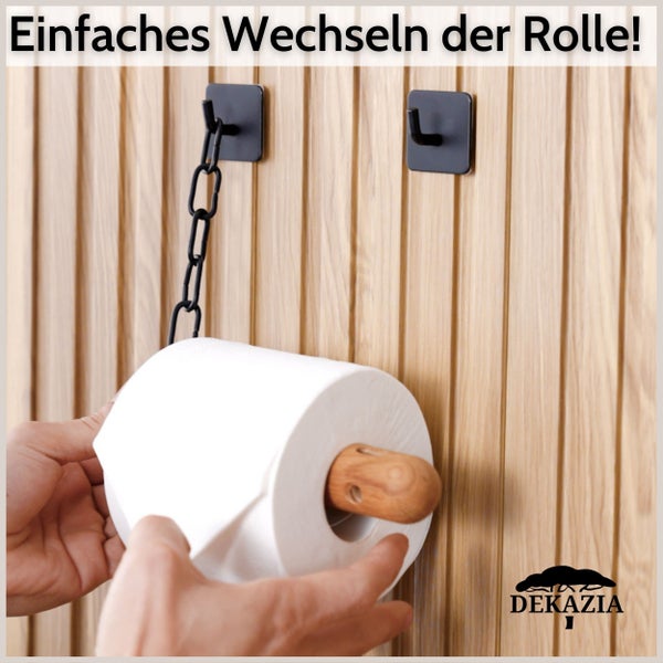 Toilettenpapierhalter mit Kette und Holzstab an einer Holzwand während des Rollenwechsels. Dekazia Logo.
