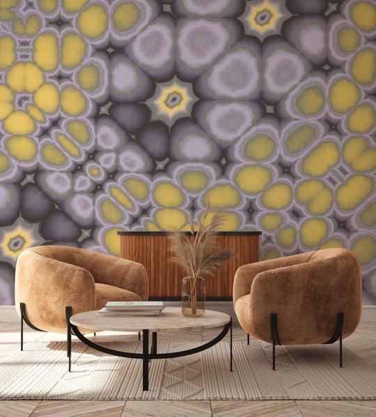 Wohnzimmer-Szene mit zwei Sesseln, einem Couchtisch, einem Sideboard und einer gemusterten Tapete