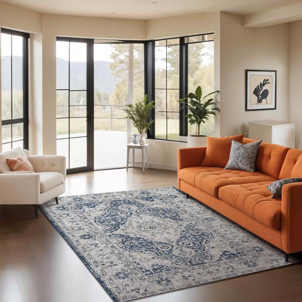 Runder Spiegel mit LED-Beleuchtung im Badezimmer.