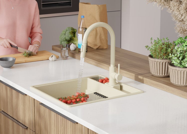 Küchenszene mit Spüle, Armatur und Gemüse