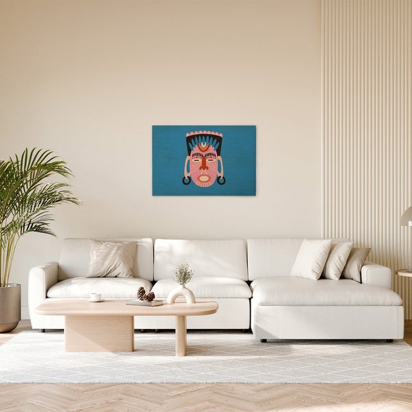 Wohnzimmer mit Sofa und Wandbild einer afrikanischen Maske
